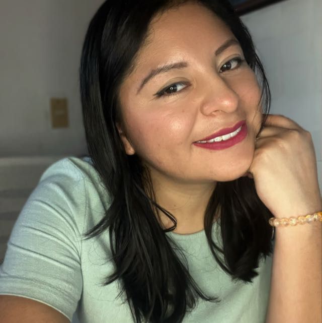 Yesenia Aragón sonriendo